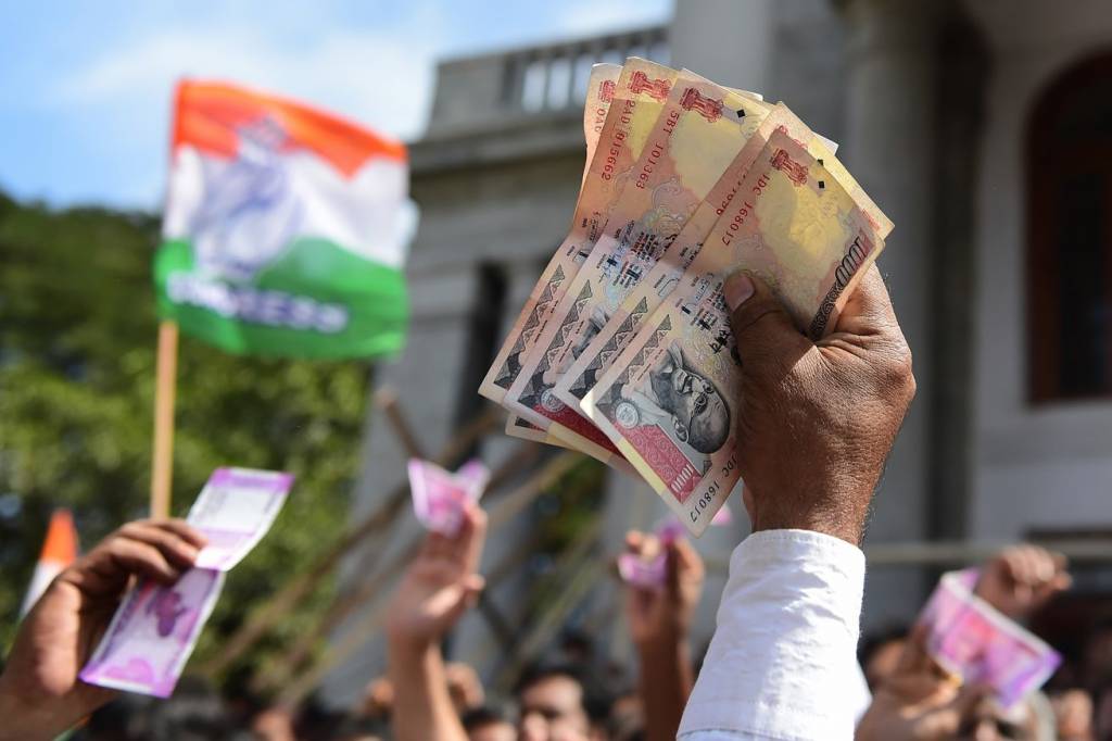 india cash crisis indian rupees